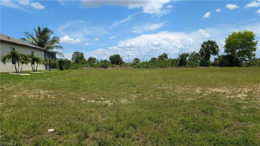 Expansive undeveloped lot featuring a level, grassy terrain