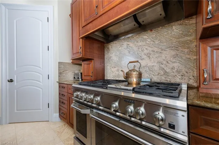 Gas stove.  Gourmet kitchen.  It's all here.