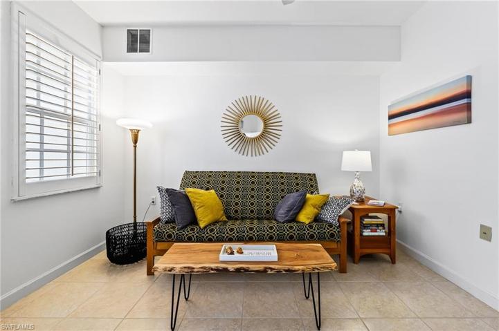 Great size additional flex room with double doors.