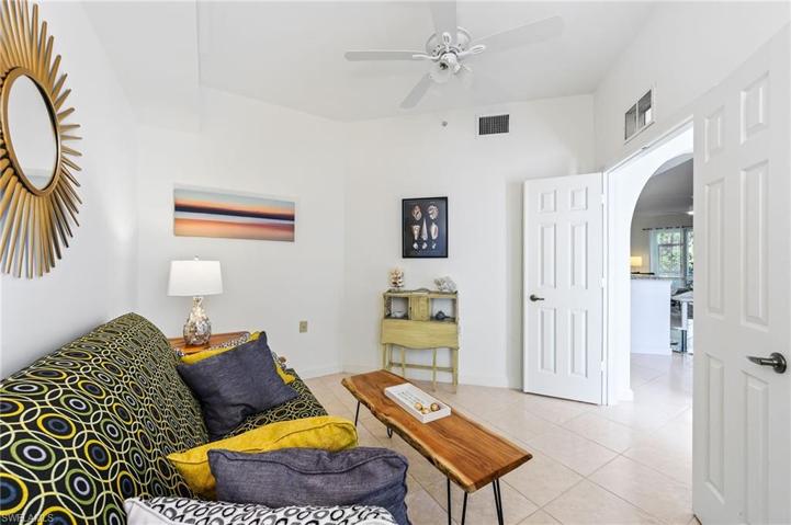 Great size additional flex room with double doors.