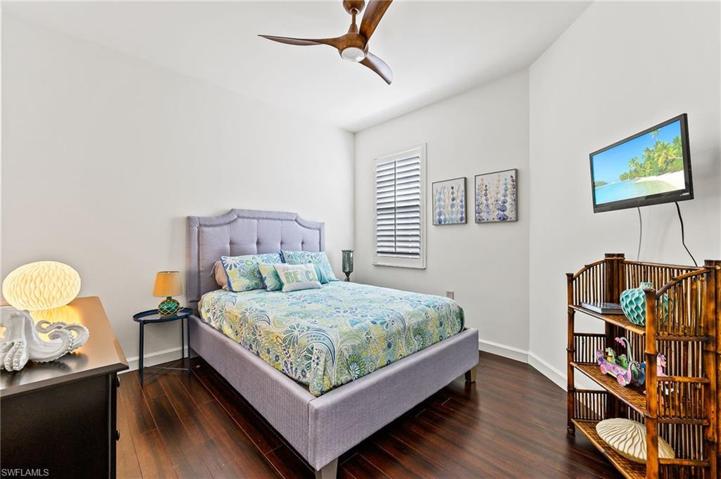 Roomy 2nd bedroom with a queen bed.