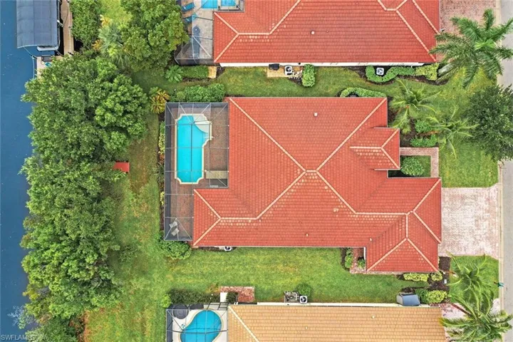 Birds eye view of property
