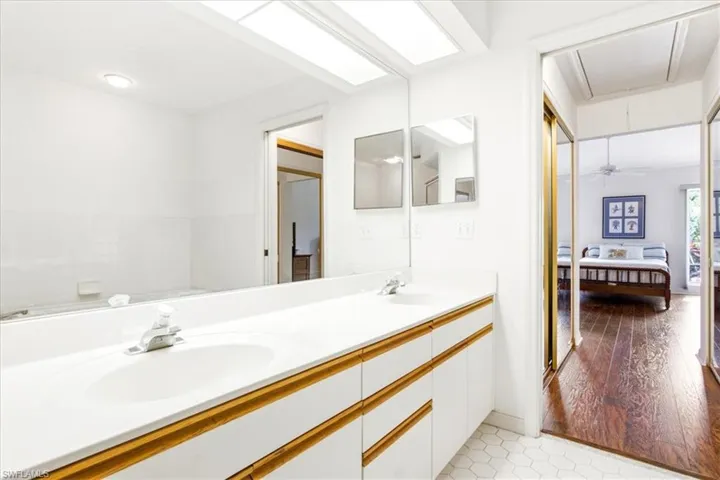 Dual sinks/ abundant counter space