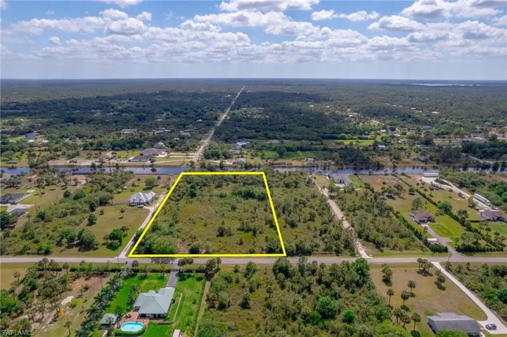Birds eye view of property featuring a wooded view