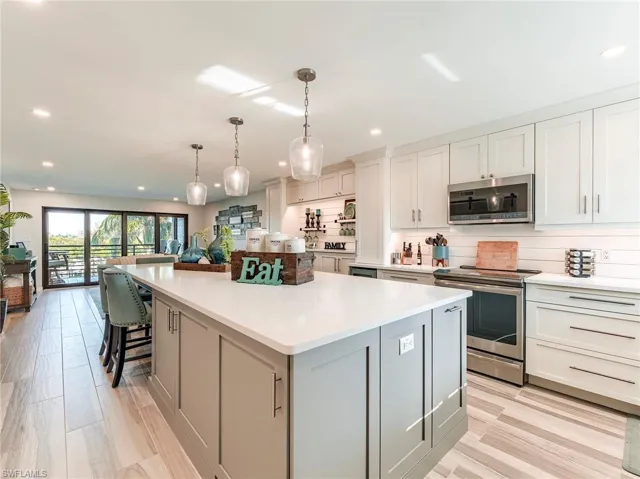 Open expansive kitchen island