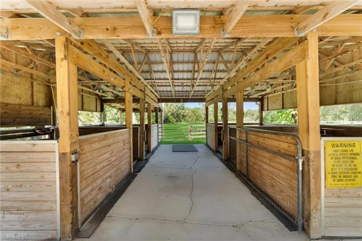 4-stall barn ~ 1 in-out stall to pasture
