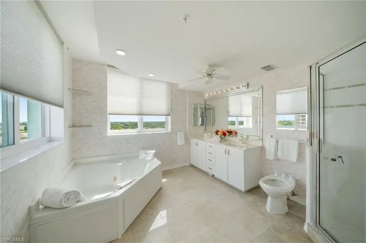 7515 Pelican Bay Blvd 10d, Naples, Florida 34108