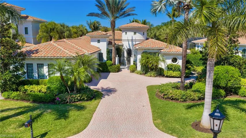 Welcome to 1705 Venezia Way....an interior neighborhood within Grey Oaks Country Club.