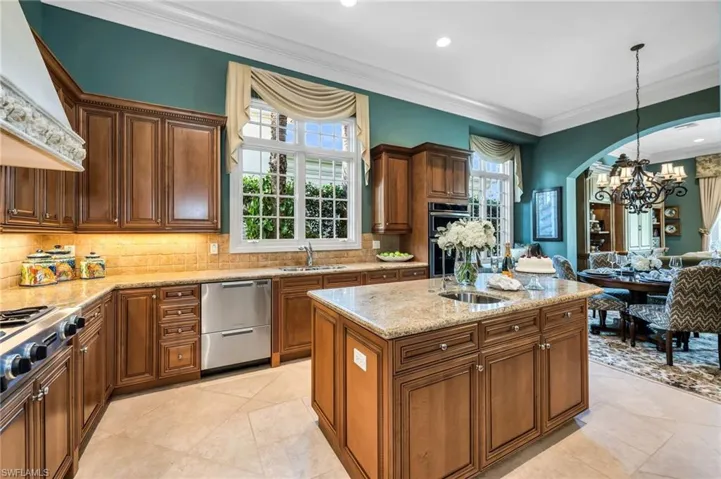 Lot's of windows to let in that Florida sun!  Gas 6-burner range with griddle, Fisher & Paykel dishwasher drawers and plenty of space for the chef!