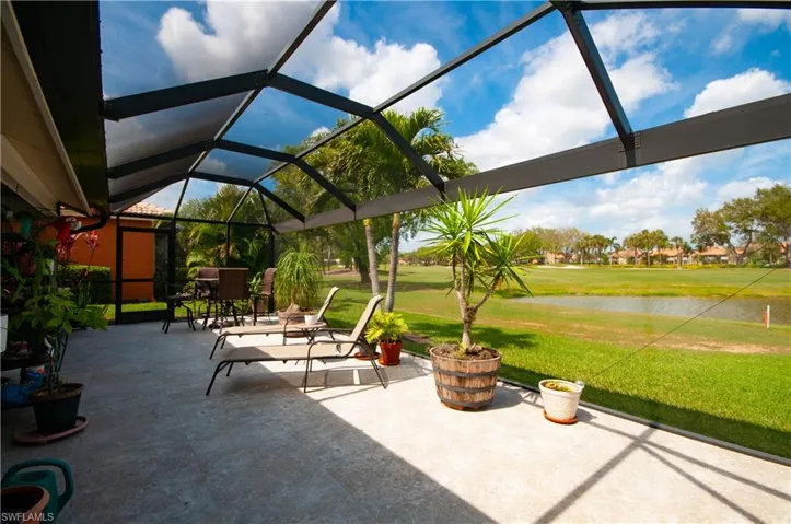 Large lanai great for entertaining