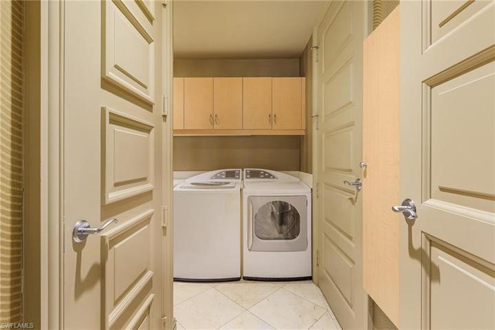 Laundry room w/ sink and hanging rack