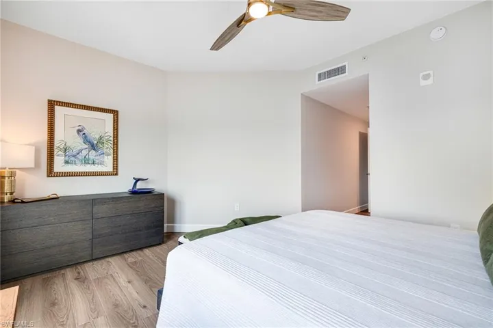 Back guest bedroom