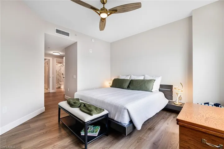 Back guest bedroom