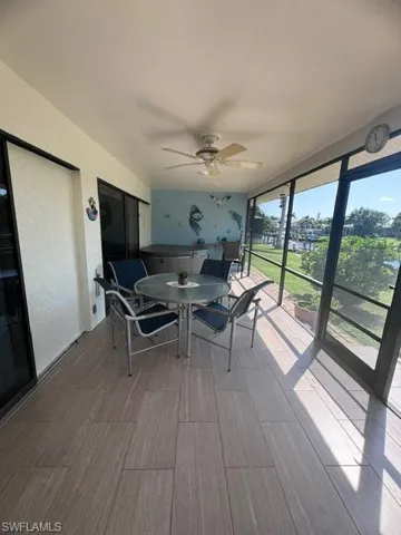 Sunroom / solarium with ceiling fan