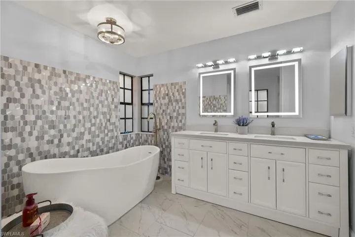 2259 Queens Way, Naples, Florida 34112