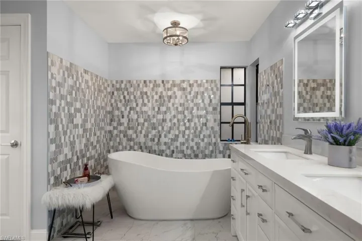 2259 Queens Way, Naples, Florida 34112