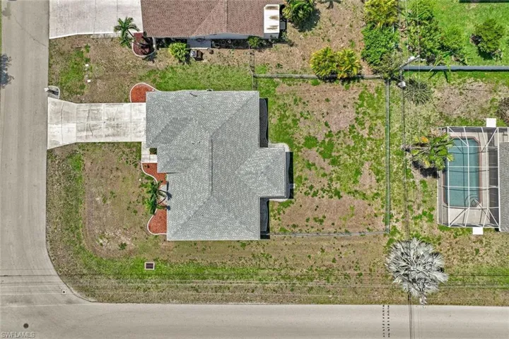 NEW ROOF 2023