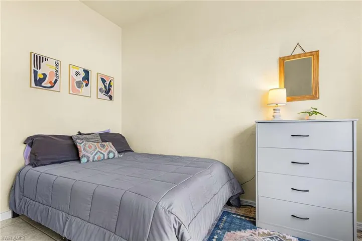 Secondary bedroom with natural light and versatile space ideal for guests, family, or a home office.