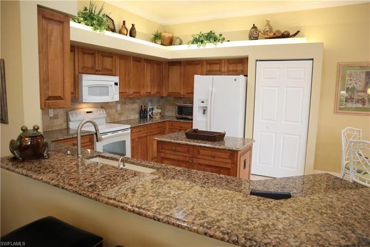 Open Kitchen with Breakfast Bar