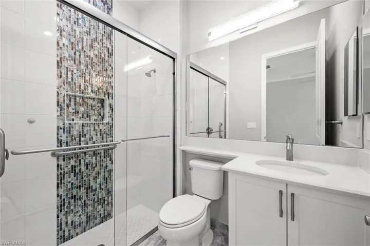 Guest bedroom en suit bathroom