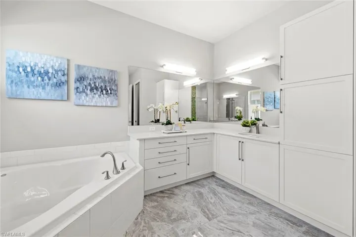 Primary en suite bathroom