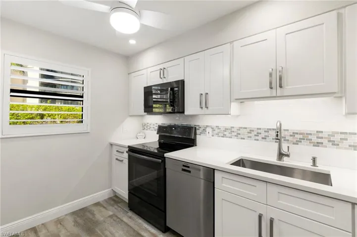 Strategically designed cabinets, lovely back splash