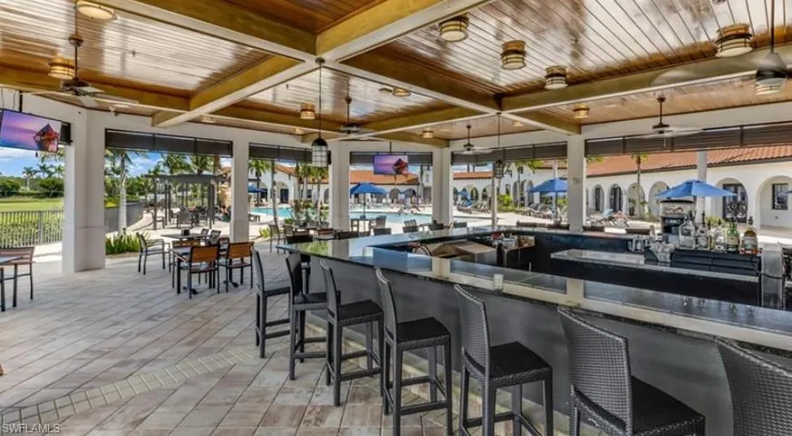 Sunset's Bar & Grill / poolside dining