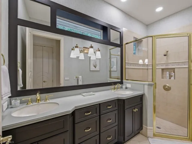 Guest Bathroom (Downstairs)
