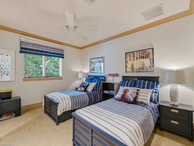 Guest Bedroom (Upstairs)