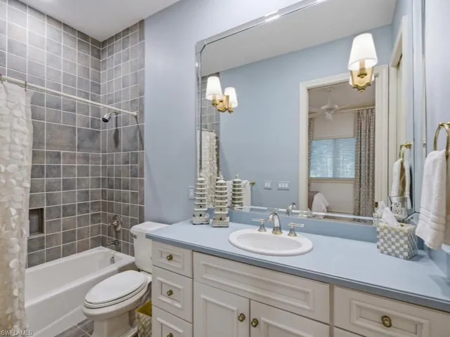 Guest Bathroom (Downstairs)