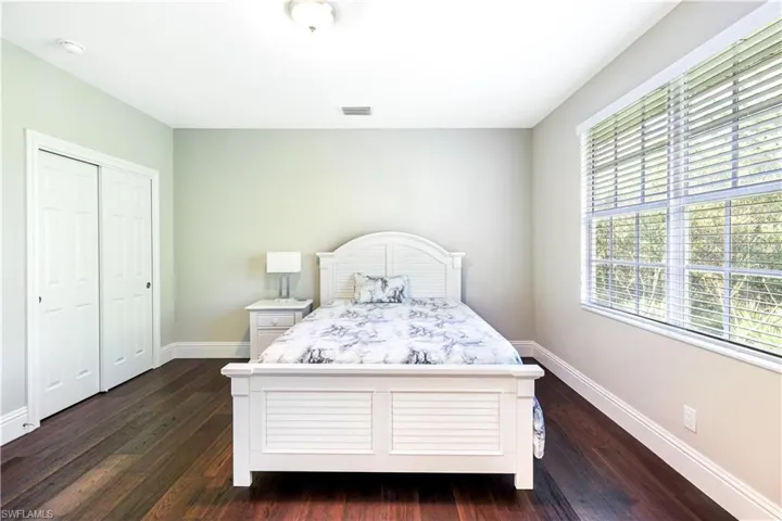 Gst Ensuite 2-on second level w/lge walk in closets and preserve view