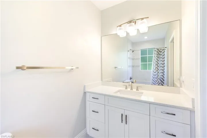 Gst Bath for Ensuite 2 w/combo tub and shower-tastefully updated-second floor