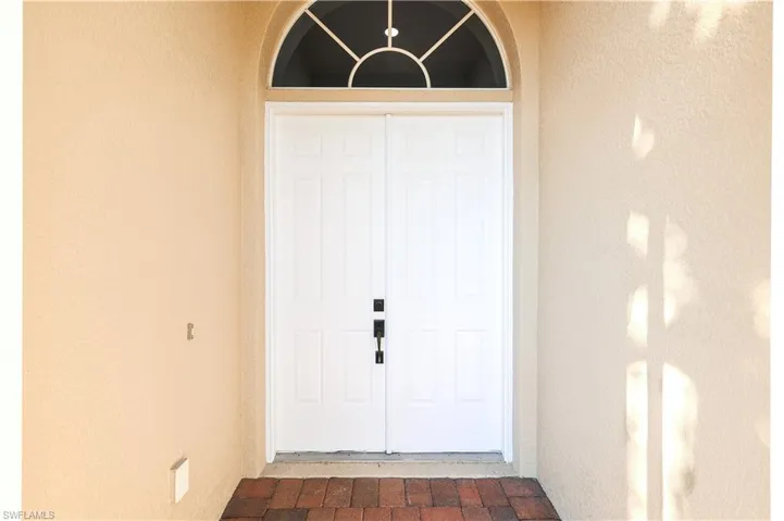 Screened in Dbl Door entry into the Courtyard