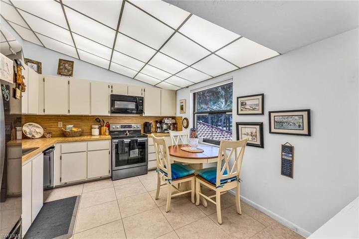 Spacious kitchen with breakfast table