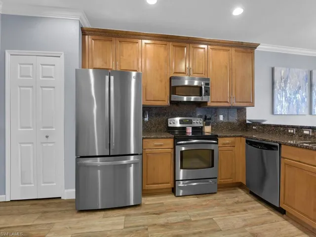 Kitchen w/ Pantry