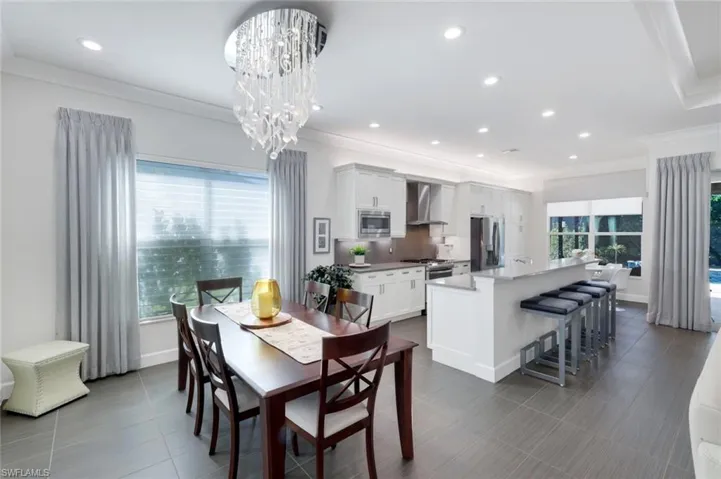 Bar area comfortably seats 4 and additional seating at the breakfast nook!