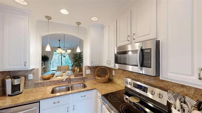 7660  Meadow Lakes  DR, Naples, FL 34104