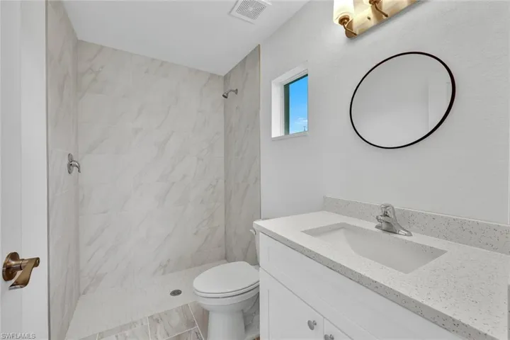 guest room 1-optional second owner's suite private bath /habitacion de invitados 1 o segundo dormitorio principal con bano privado