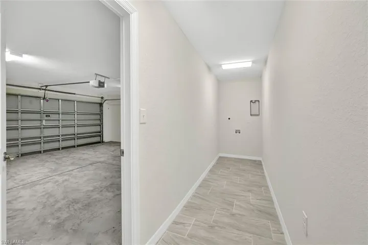 garage and laundry/garage y lavanderia