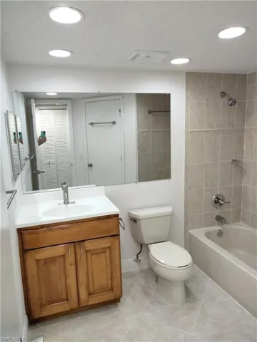 Full Bathroom with Tub & Shower Combo