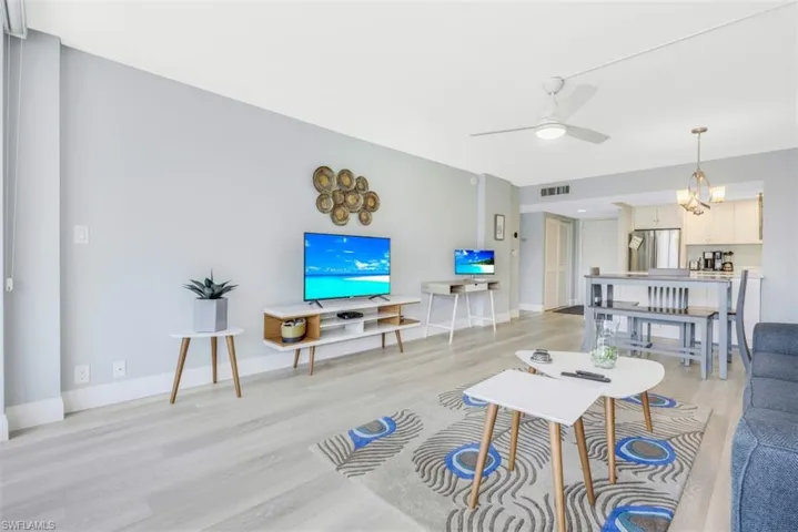 5  Bluebill  AVE, Naples, FL 34108