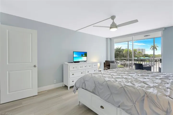 5  Bluebill  AVE, Naples, FL 34108