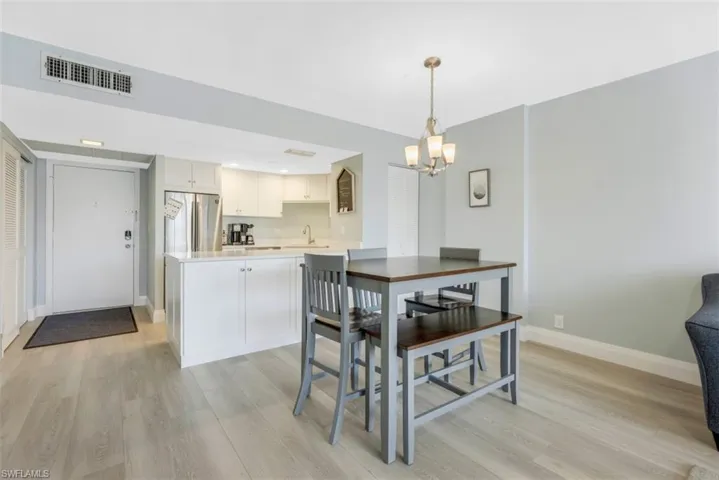 5  Bluebill  AVE, Naples, FL 34108