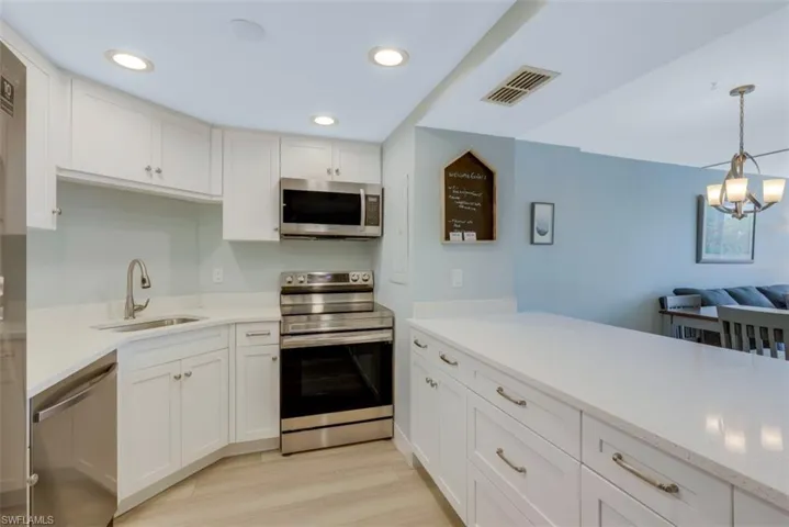 5  Bluebill  AVE, Naples, FL 34108