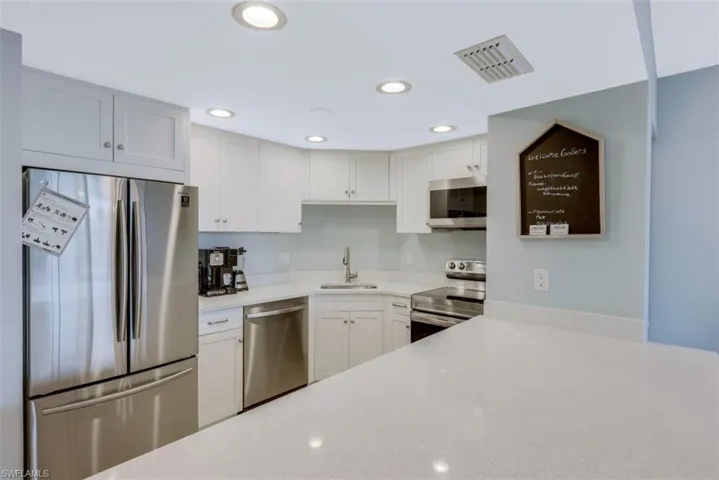 5  Bluebill  AVE, Naples, FL 34108