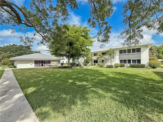 View of front facade with a front yard
