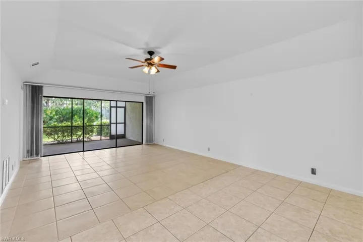 Living room with view to lanai
