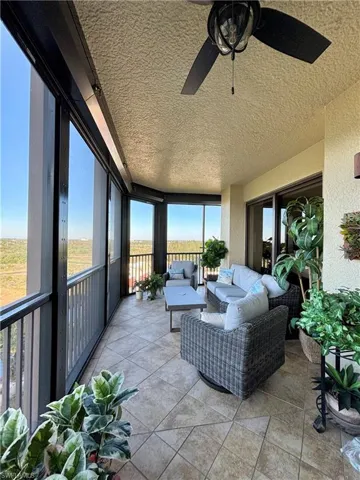 Sunroom / solarium with ceiling fan