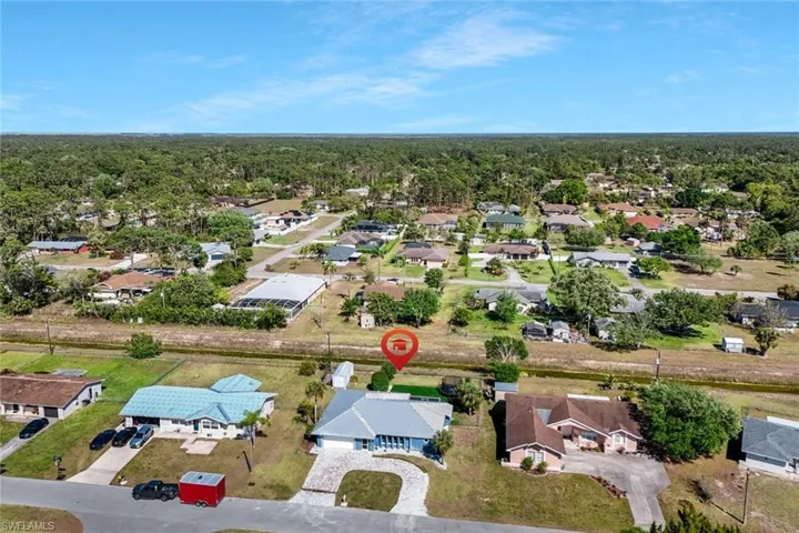 Bird's eye view featuring a residential view and a wooded view