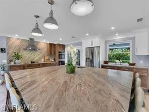 A counter for serious entertaining and family dining